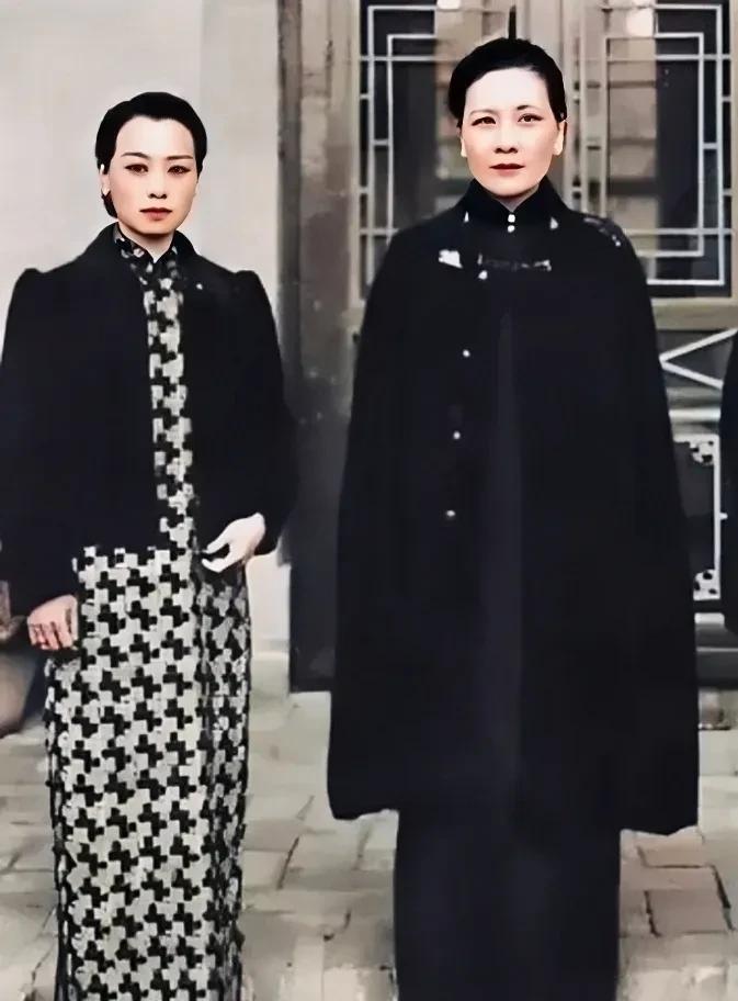 这就是马鸿逵的四姨太刘慕侠与蒋介石的夫人宋美龄的真实相貌，大家看看吧！这并非演员