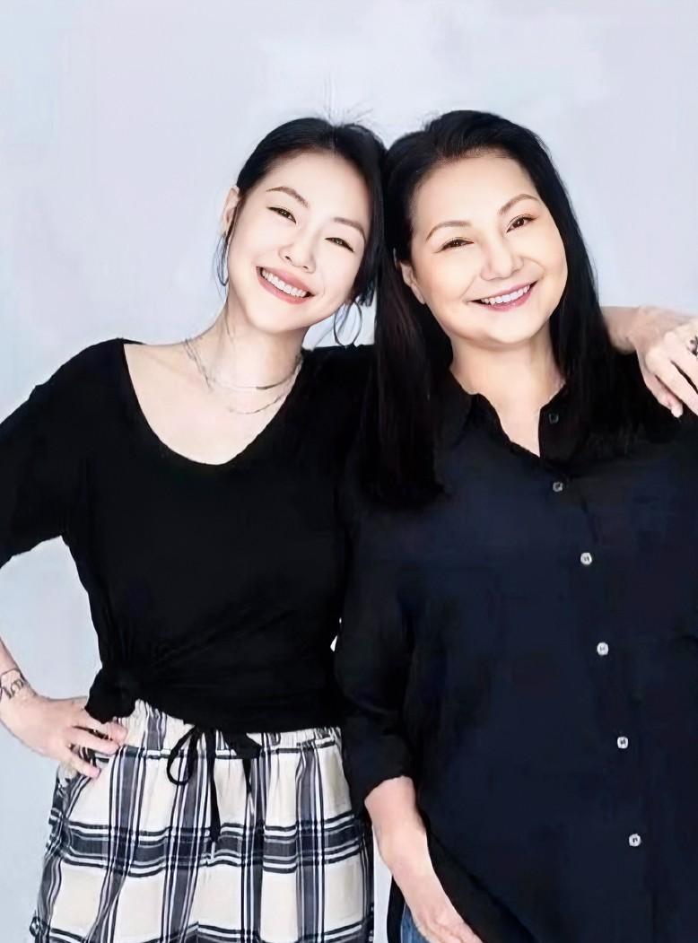 大S骤逝3个月后，S妈黄春梅深夜连发2条“想念令人肝肠寸断”动态，自曝靠身心科与
