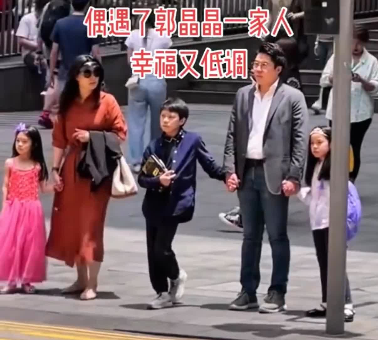 郭晶晶一家香港出行，这排场，啧啧，低调？
三个娃都挺拔，大儿子简直太爷爷翻版，