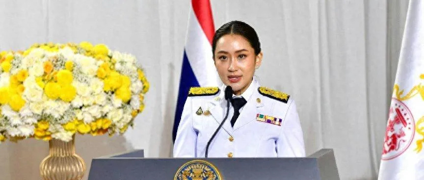 泰国总理出事了？法院要她限期交代











啥？泰国总理突然被法院盯