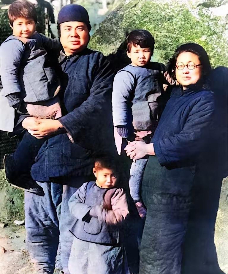 这是冯玉祥将军一家五口的合影照，他们全家都衣着简朴，完全没有任何奢侈的样子，获得