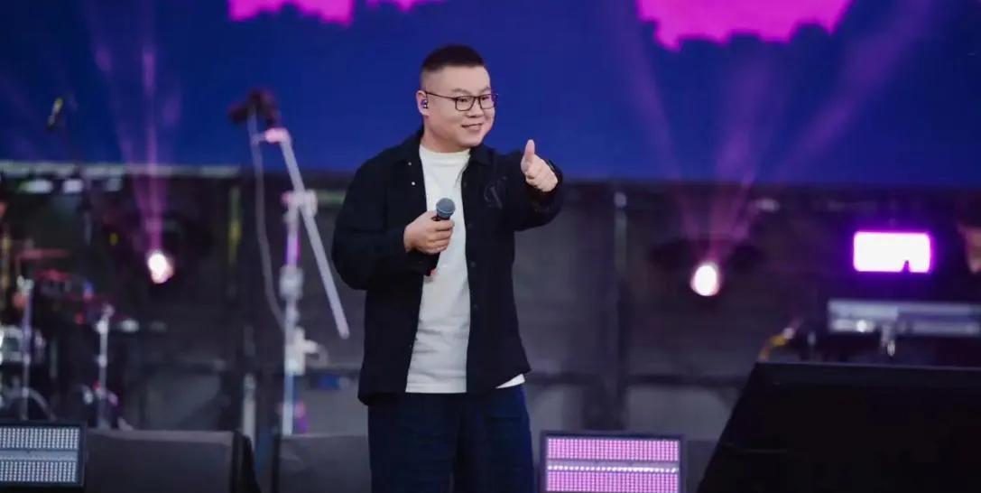 现在演唱会火了，说相声的，滨小品的，六七十岁的老艺人，甚至是网红，都在全国各大城