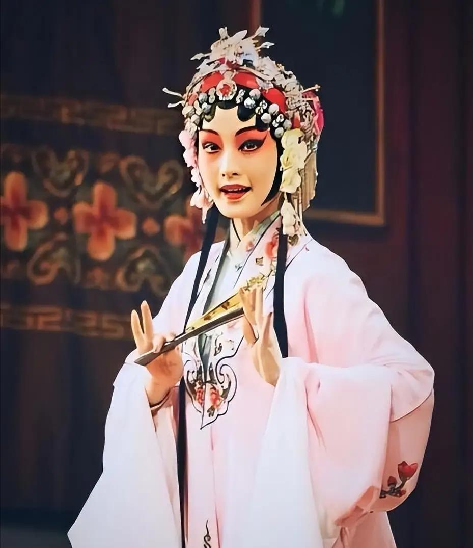 李沁是学昆曲出身的，她原来还是昆曲的传承人哦！受到父母的影响，李沁从小就对昆曲有