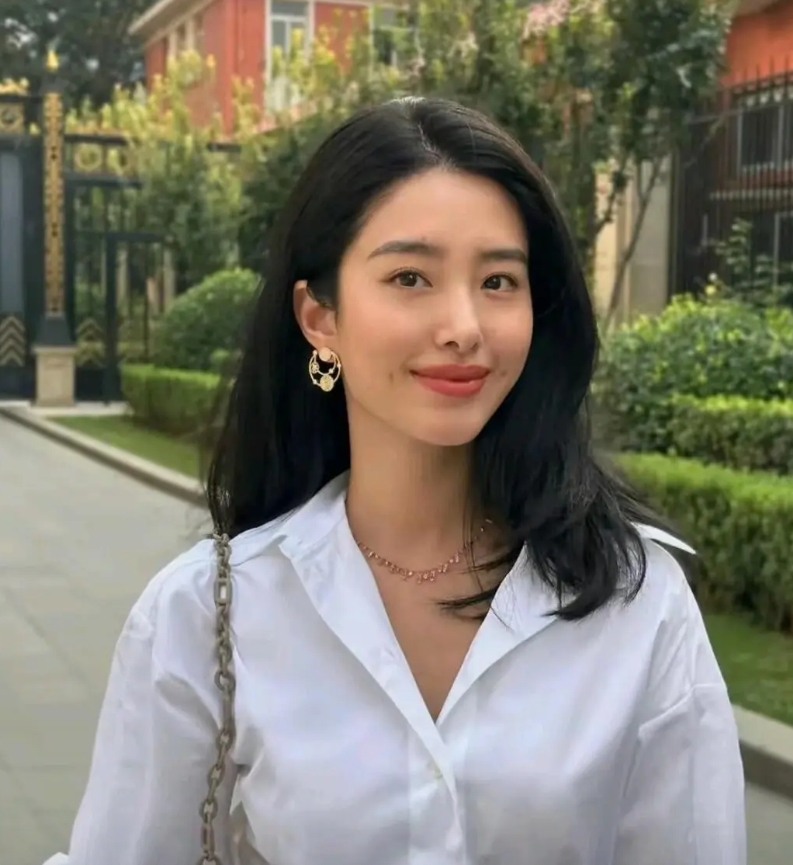 我终于找到
杨采钰观众缘差的原因了
不是外在条件不好，也不是演技差，而且这个人太