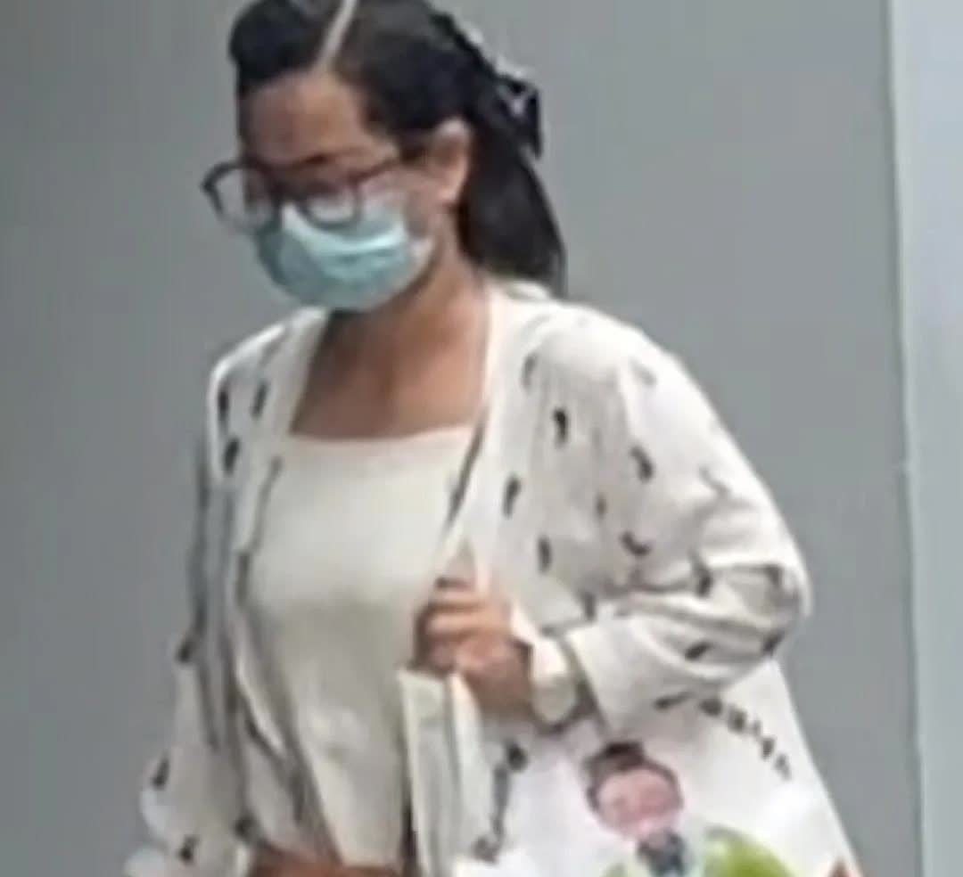 河马今日中午如期到屯门警署报告。
每星期一三五河马都要去报告。今天穿着跟平时做