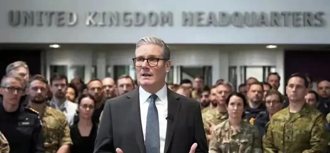 尴尬！斯塔默的“宏伟计划”被军方给搅了！
援乌之路上，英法始终“蹦哒”的最欢，马