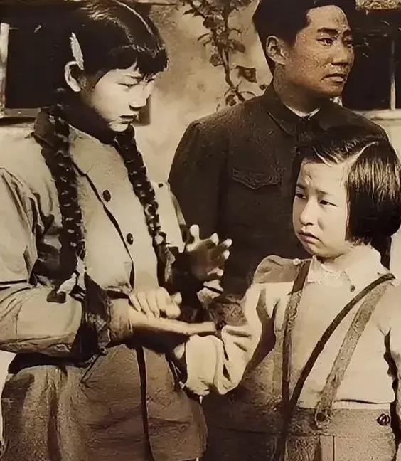 小李讷与岸英哥哥，思齐嫂嫂在一起，亲情交融，温暖又温馨，亲切交谈，嘘寒问暖，笑容