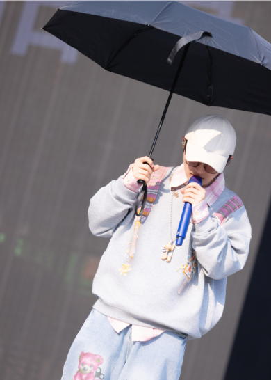 演唱会大型吃醋名场面！周深水灵灵吐槽粉丝墙头多，把小情绪唱出来，下一秒秒变温柔哄