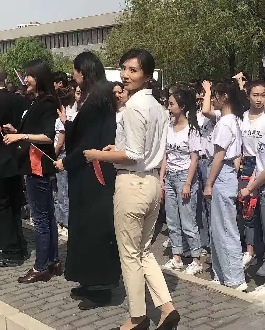 人群中偶然遇见 她长得真的很漂亮