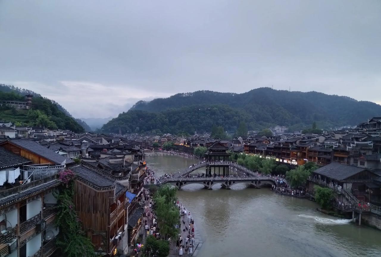 幸亏我没有离职。如果离职了再去找工作的话，以现在这个情况要急得不得了。
其实我想