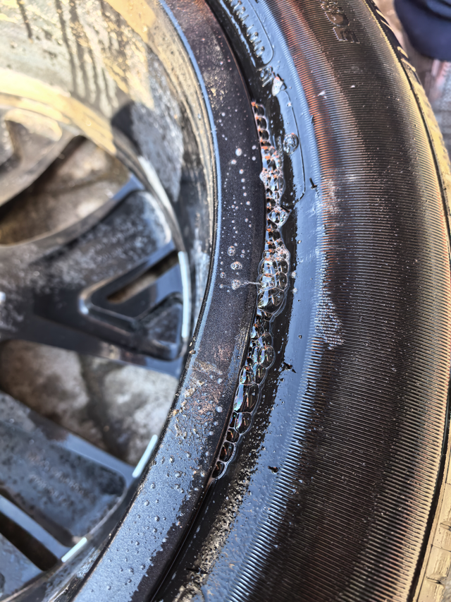 理想存在严重的质量问题售后跟我说车太沉
买了也两年多了，右侧两个轮毂开裂，每天开