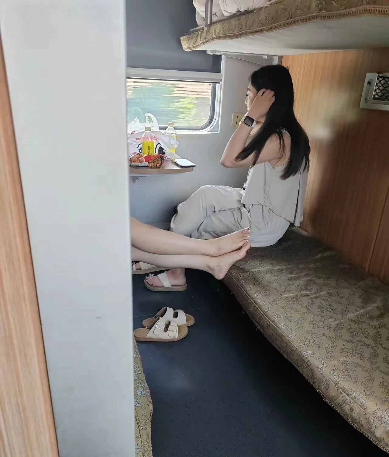 大热天的，火车卧铺没啥人。我坐在凳子上玩手机打游戏，忽然发现隔壁铺躺着两道靓丽的