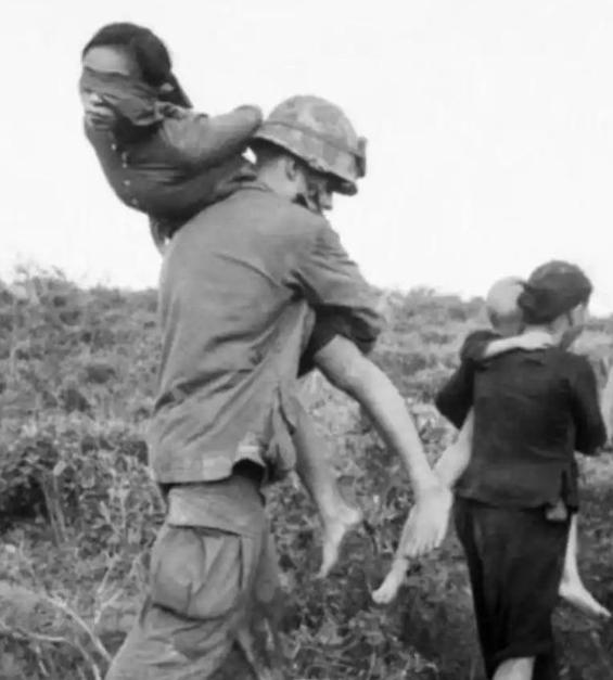 1973年，一名越南女人被美军抓住后，被他们蒙上眼睛，轮翻毒打，女人被打的遍体鳞