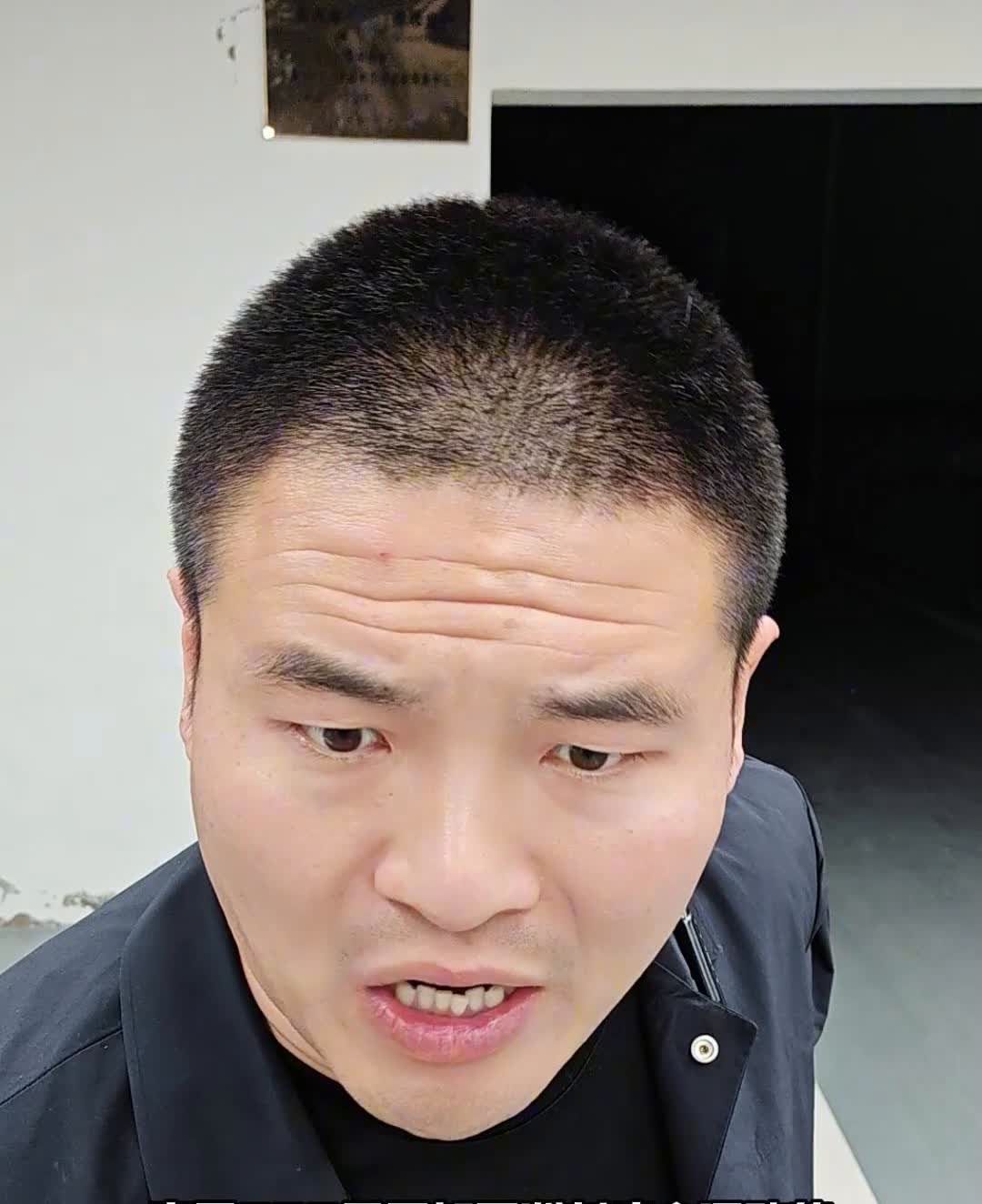 宝马330跟亚洲龙混动2.0，这两台车在一块比就完全不一样。宝马330的做工用料