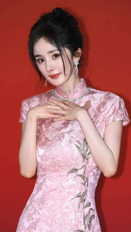 杨幂盘戴华丽首饰，身穿一袭粉色刺绣图案连衣裙尽显端庄优雅范儿