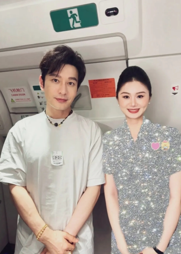 黄晓明与空乘小姐姐合照，不得不承认黄晓明真是帅，皮肤还那么白，简单朴素的感穿搭，