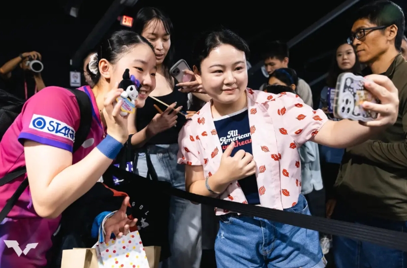 张本美和在美国人气也很高，比赛结束，很多球迷要合影签名，还都是女性球迷，张本美和
