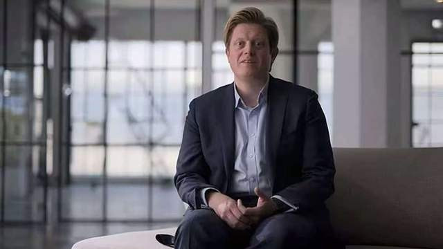 梅根与哈里的核心幕僚辞职，他曾评价梅根总能在苦中作乐