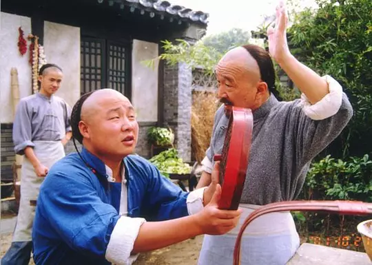    《神医喜来乐》所讲述的故事便在这样的背景下展开，从小家小户平常百姓的故事切