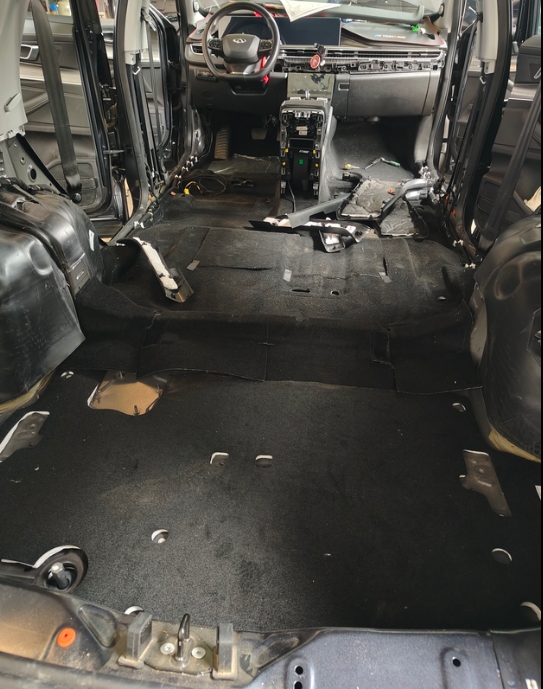 22款8PLUS豪情+7座，22年7月份车，正在4S店更换地板隔音棉垫(塑料老化