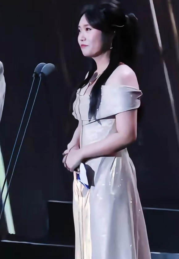 李雪琴瘦下来气质一下子上来了，轮廓也清晰好多，眼睛变大，鼻子变挺了。
李雪琴这应