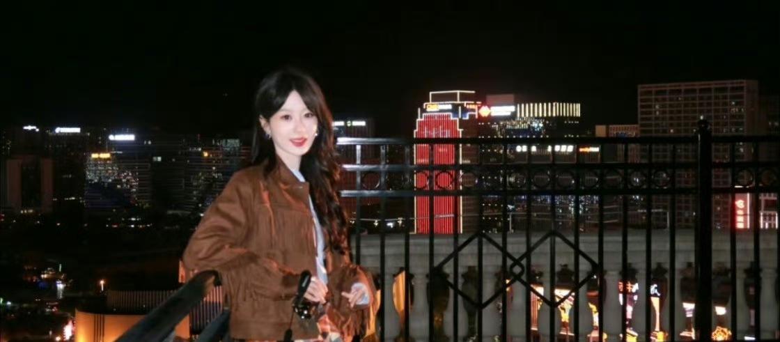 #杨紫 风里有秋天的味道啦#
是谁被杨紫这组秋日氛围感图戳中了心巴！发丝轻扬时带