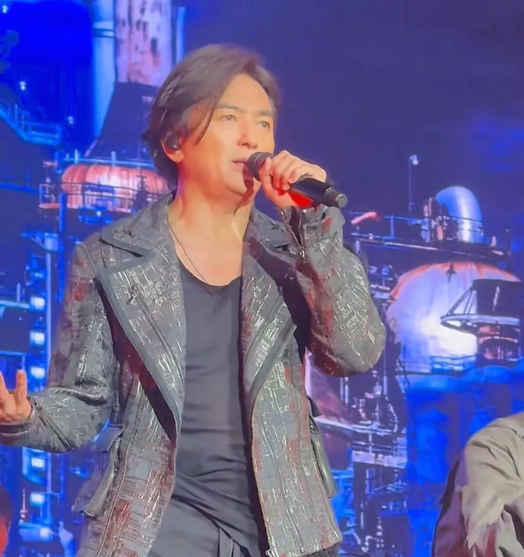 为什么57岁的郑伊健还出来开演唱会？

我现在终于懂了。

其实不是他自