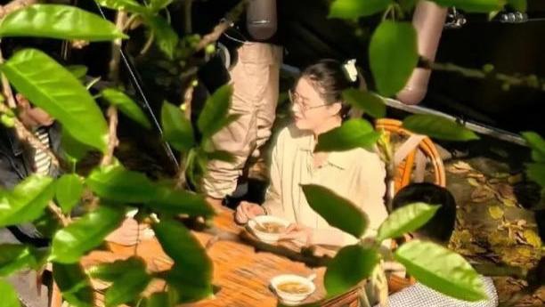42岁蒋欣减肥后瘦成巴掌脸，穿鹅黄衬衫戴眼镜好清纯，美得像是换了一个人