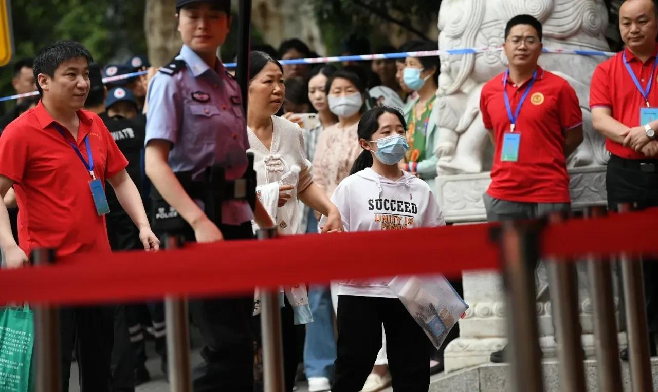 今天《人民日报》把版面给了一位特殊的19岁高考生，一位患有“瓷娃娃”的女孩王子文