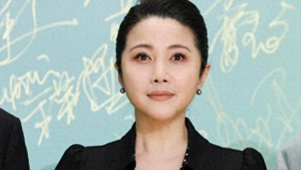 52岁影后首公开恋情，相恋5年男友小20岁，谈及两人出门被认成母子