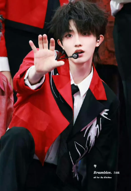 苏新皓Cha跳《偶像万万岁》太戳人～ 延续歌曲欢快韵律，动作利落又带少年灵气，既