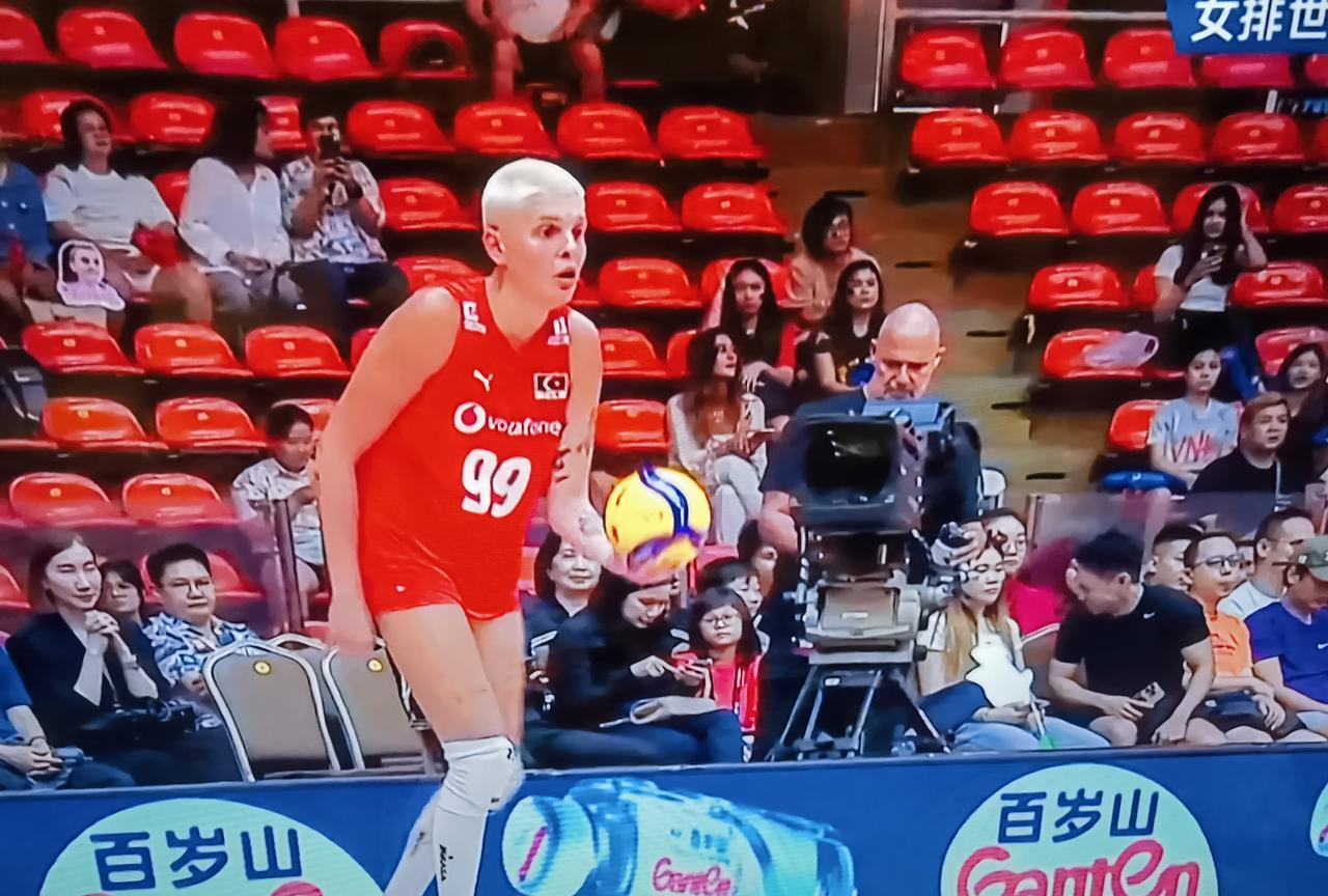 土耳其女排两个假小子：99号库尔特和4号瓦尔加斯，就像两把尖刀！
       