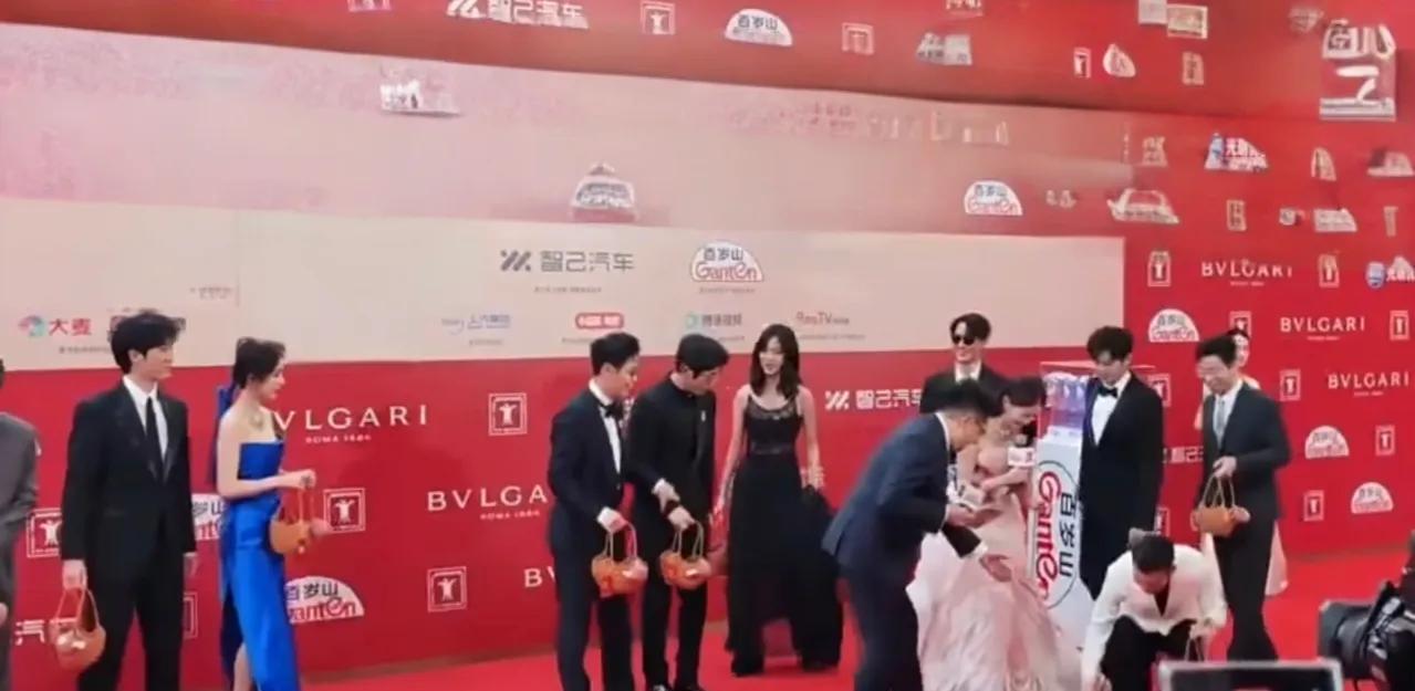 该不该说，刘德华又酷又飒帅气十足，杨幂又美又飒，气质范儿十足，两个人一起挽手走红
