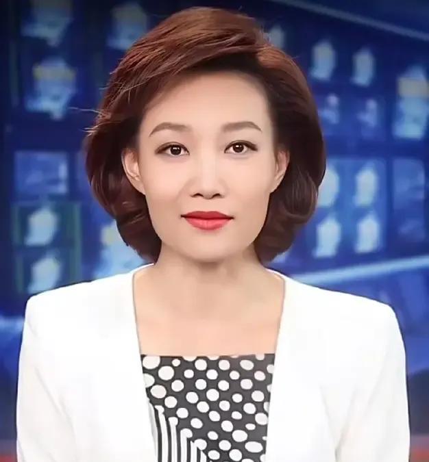 [微风]发套里的青春
     《新闻联播》开播音乐响起，27岁的李梓萌将及腰长