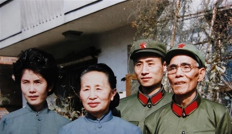 1987年韦杰病逝，妻子主动将他名下豪车交还成都军区，军区很为难的回答道：这个档