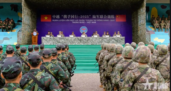 越南网民彻底破防，一张图看出了中越差距！
近日，一张中越联合军演的现场图，让越南
