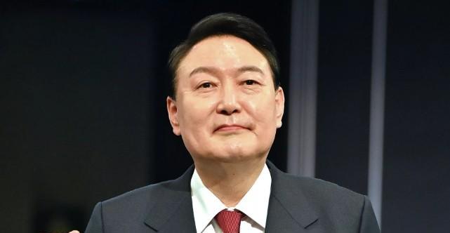 尹锡悦睡不着了
目前韩国大选的局势对尹锡悦十分不利，因为李在明的支持率已经达到了