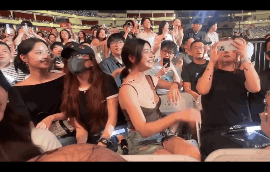 我的天，这真的很陈妍希！
离婚后的陈妍希终于实现了穿衣自由，看到这一身穿搭，展现