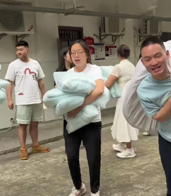 不是我说，谢浩男一家人现在越来越像解清帅一家人了，

每次都会把做公益活动的视频