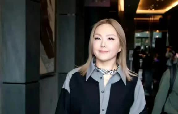 一觉醒来，知道卫兰和不知道卫兰的人都不吭声了。
歌手宣布本周补位歌手卫兰，没有