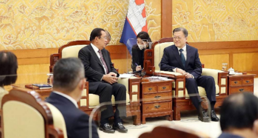 洪森这波，是被泰国一拳打回了现实！什么“和平解决”“握手言和”？那叫被打服了！