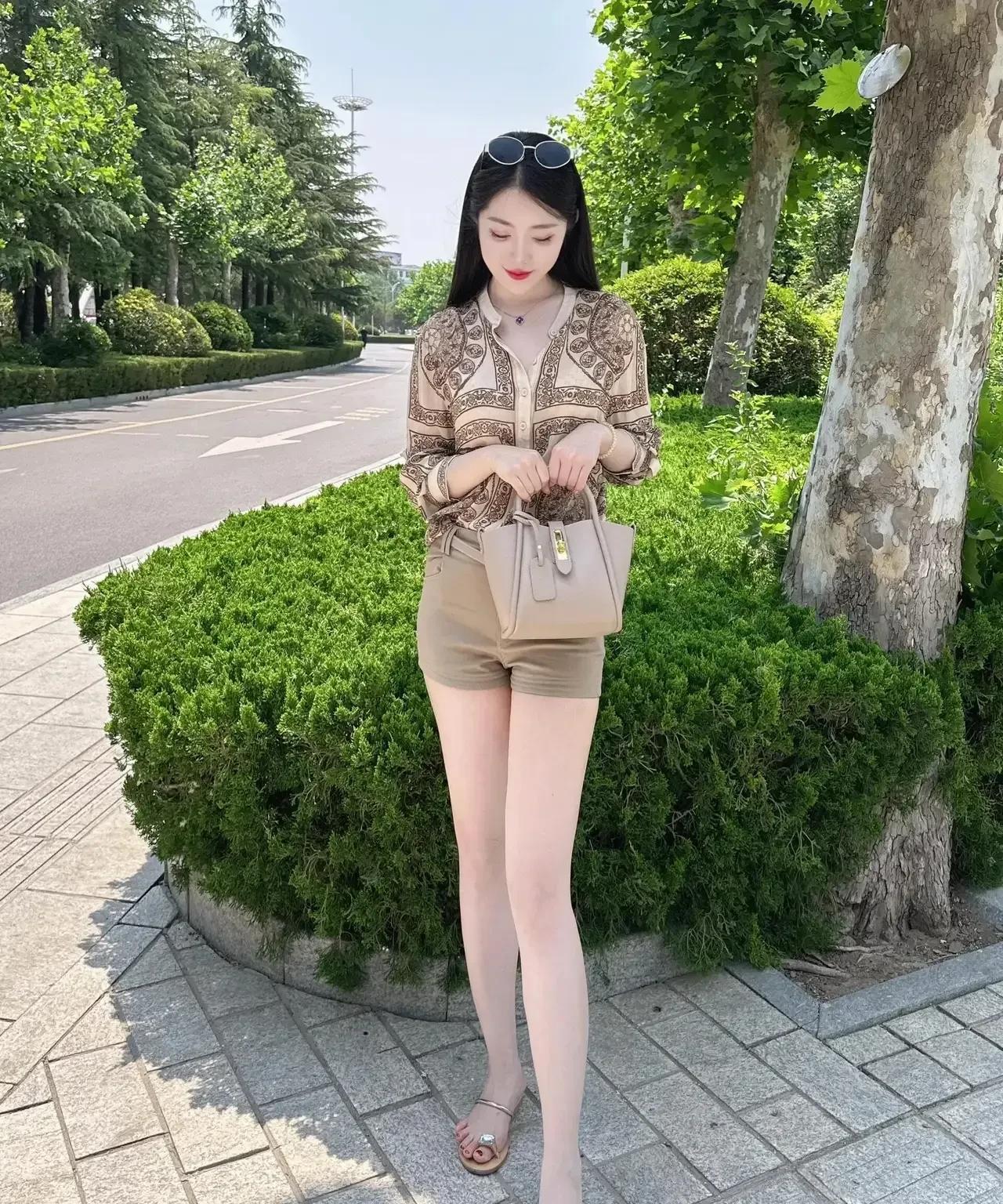 看这大长腿美不美
又白又嫩[爱慕]
这美女身材真是高挑
模样还俊[爱慕]
你喜欢