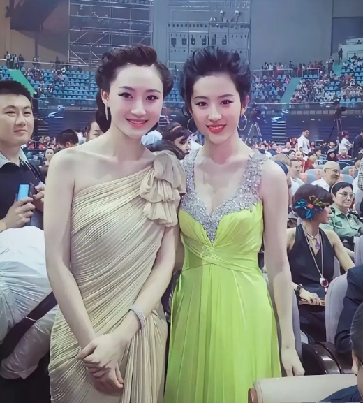 大家快帮我看看站在大美女刘亦菲旁边的这个女人是谁呀？怎么这么有气质？这么漂亮呀，