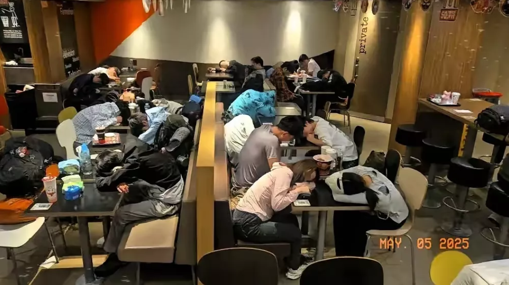 穷游香港困窘，快餐店过夜引热议