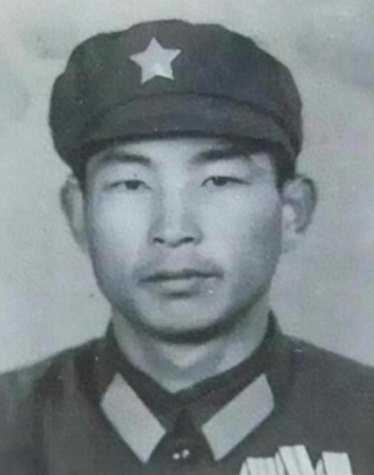 1984年，通信员在望远镜中，在阵地前沿看到6头牛，有人在匍匐驱赶牛群，仔细一看