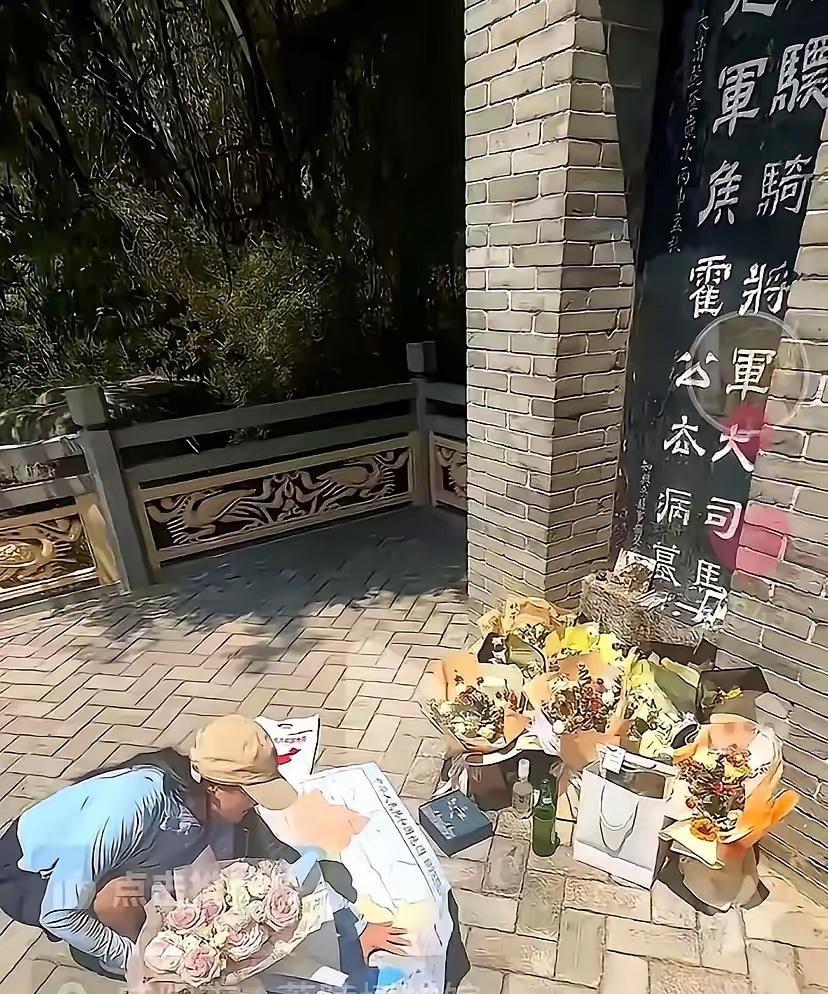 刷到个视频，一下就给我干破防了。
咸阳，茂陵，霍去病墓前。
一个姐姐，献完花，没
