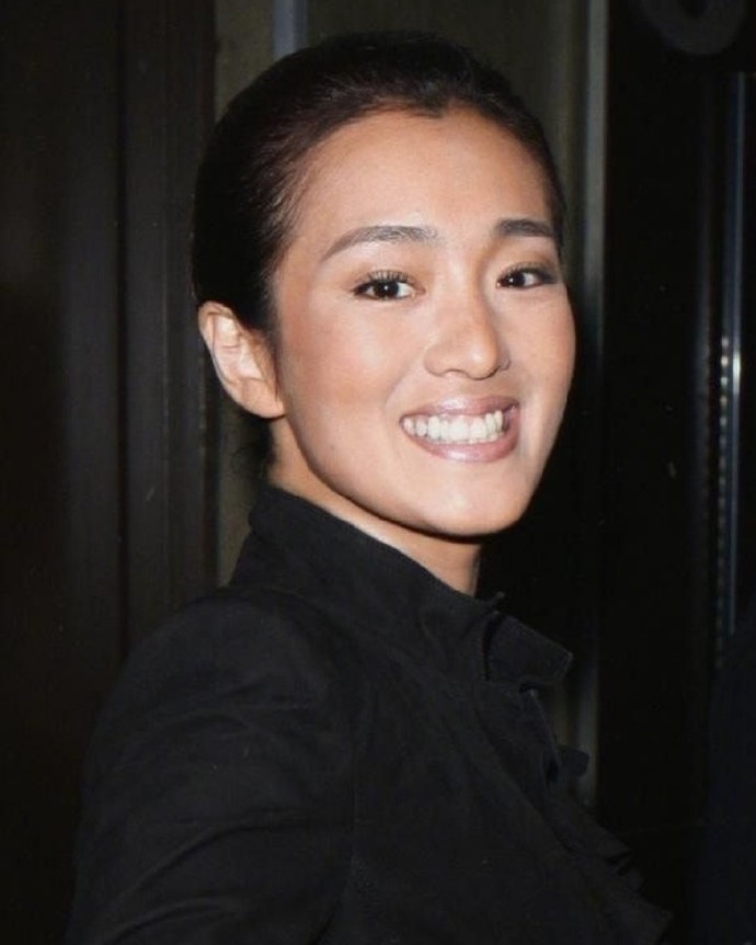 59岁巩俐无儿无女
有人把财富留给后代，有人把自由留给自己。都是一辈子，谁比谁高