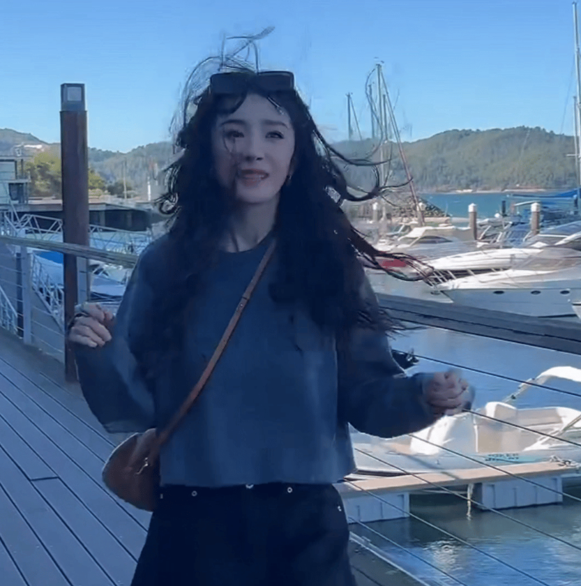 杨幂再怎么蹦蹦跶跶装少女，也掩盖不住37岁的年龄，脸凹嘴瘪像个老妪，努力维持美貌