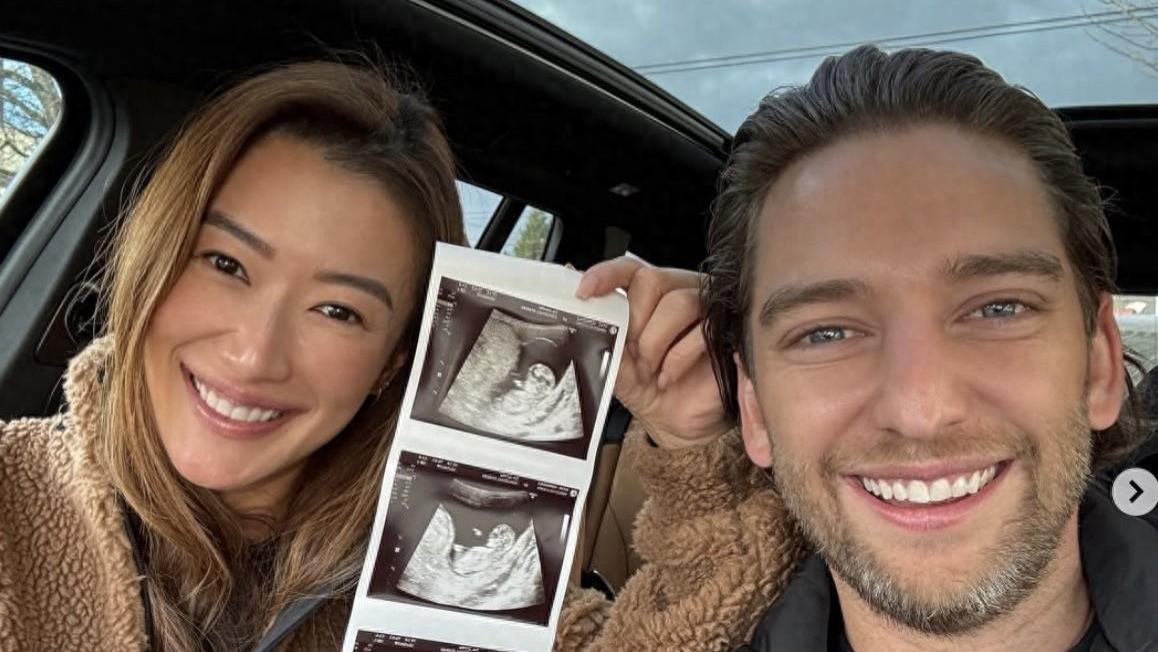 谢霆锋42岁妹妹晒二胎喜讯，和孩子父亲幸福合影