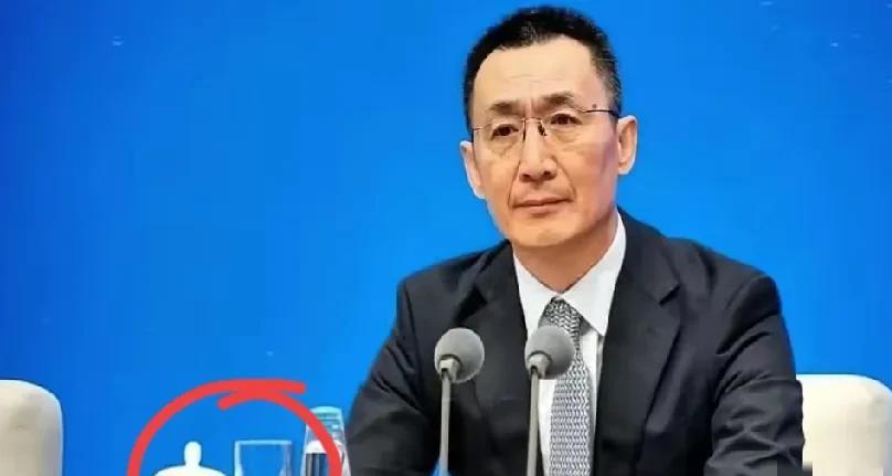 国家管理局终于对李嘉诚立案调查!
     爸爸李嘉诚的长和集团因港口交易被国家
